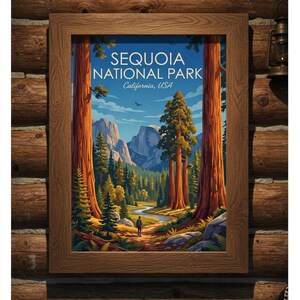 Op de afbeelding: Een ingelijste kunstdruk met een landschap van Sequoia National Park, Californi&euml;, VS. De illustratie toont een kronkelend pad door een bos van gigantische sequoia's dat naar verre bergen leidt onder een blauwe lucht met wolken.