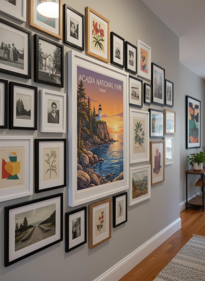 Puede incluir: Una pared de galer&iacute;a con impresiones art&iacute;sticas enmarcadas de varios tama&ntilde;os y estilos. La colecci&oacute;n incluye fotograf&iacute;as en blanco y negro, ilustraciones bot&aacute;nicas y una gran impresi&oacute;n del Parque Nacional Acadia en Maine, con un faro al atardecer.