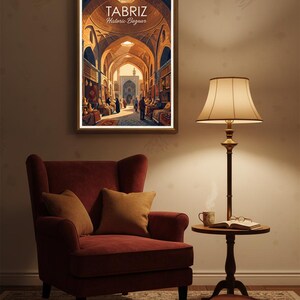 K&ouml;nnte beinhalten: Ein gerahmter Kunstdruck mit dem Titel TABRIZ Historic Bazaar, der das Innere eines gew&ouml;lbten Marktplatzes mit Bogenkonstruktionen, warmem Licht und durch die G&auml;nge gehenden Personen zeigt, pr&auml;sentiert neben einem dunkelroten Sessel.