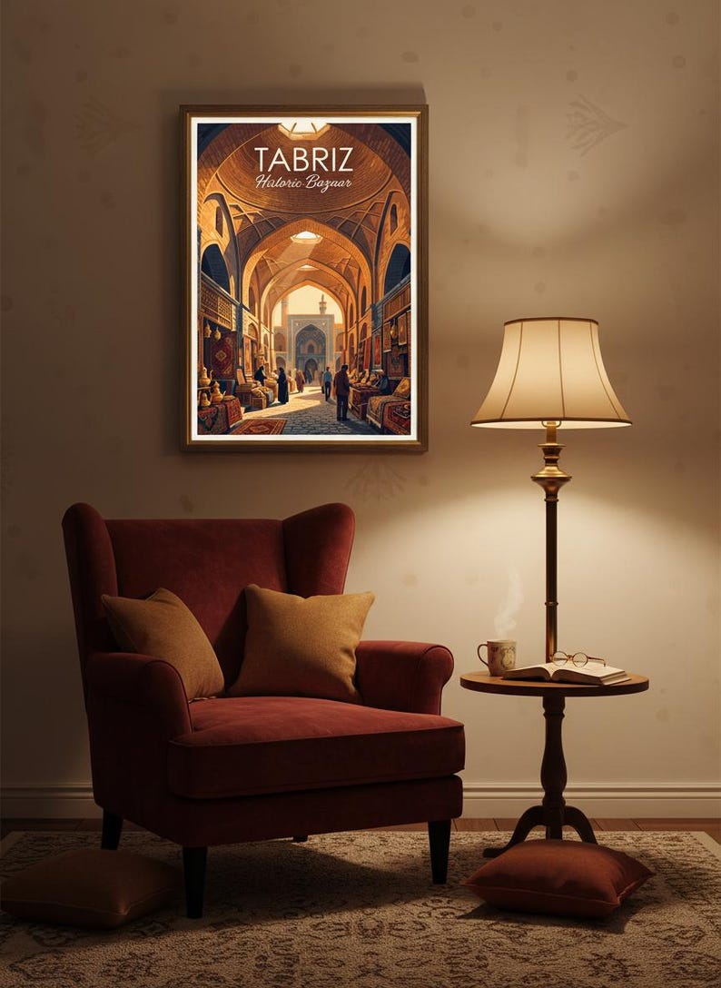 K&ouml;nnte beinhalten: Ein gerahmter Kunstdruck mit dem Titel TABRIZ Historic Bazaar, der das Innere eines gew&ouml;lbten Marktplatzes mit Bogenkonstruktionen, warmem Licht und durch die G&auml;nge gehenden Personen zeigt, pr&auml;sentiert neben einem dunkelroten Sessel.