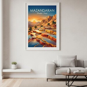 Peut inclure: Une affiche encadr&eacute;e repr&eacute;sentant un paysage de Mazandaran, Iran, avec le texte "MAZANDARAN Badab-Soort". L'&oelig;uvre d'art repr&eacute;sente des bassins en terrasses avec des d&eacute;p&ocirc;ts min&eacute;raux color&eacute;s sous un ciel de coucher de soleil, encadr&eacute;e en blanc.
