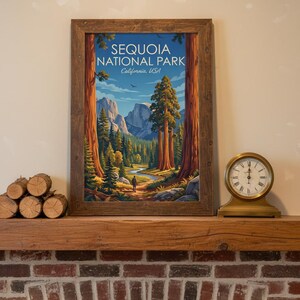 Op de afbeelding: Een ingelijste kunstdruk met de tekst SEQUOIA NATIONAL PARK California, USA, met een landschapsillustratie van gigantische sequoia's, een kronkelende rivier, een eenzame wandelaar op een pad en verre bergen onder een blauwe lucht.