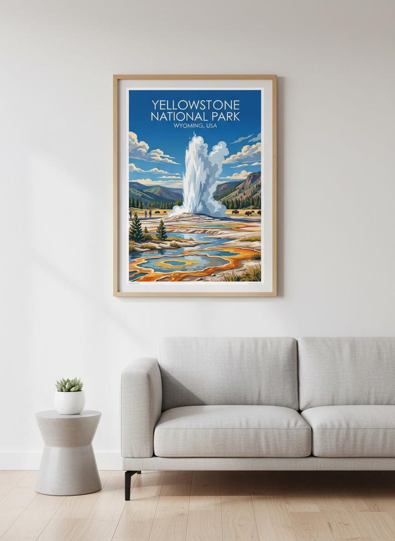 Pode incluir: Uma impress&atilde;o emoldurada do Parque Nacional de Yellowstone, Wyoming, EUA. A obra de arte retrata um g&ecirc;iser em erup&ccedil;&atilde;o com um pano de fundo de montanhas, &aacute;rvores e uma &aacute;rea termal colorida. O c&eacute;u &eacute; azul com nuvens fofas.