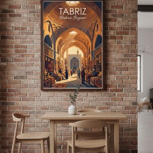 K&ouml;nnte beinhalten: Ein gerahmter Druck des historischen Basars von T&auml;bris, der einen gew&ouml;lbten Gang mit H&auml;ndlern und K&auml;ufern zeigt. Das Kunstwerk wird an einer Backsteinmauer &uuml;ber einem Holztisch und St&uuml;hlen ausgestellt.