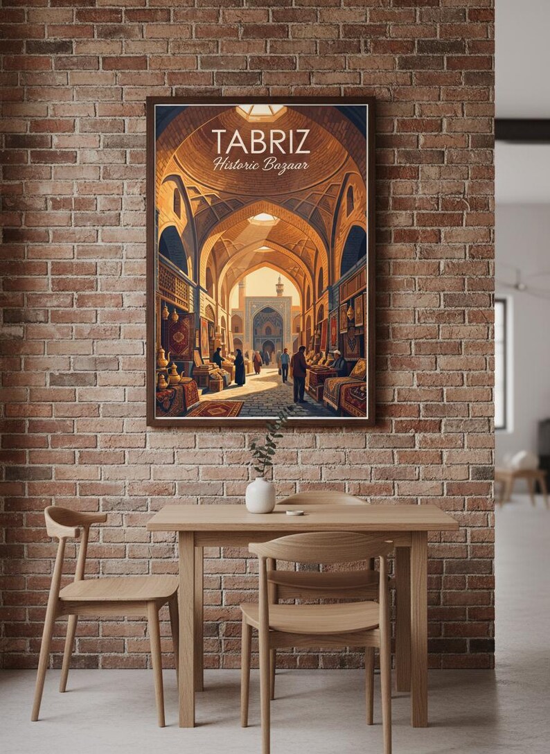 K&ouml;nnte beinhalten: Ein gerahmter Druck des historischen Basars von T&auml;bris, der einen gew&ouml;lbten Gang mit H&auml;ndlern und K&auml;ufern zeigt. Das Kunstwerk wird an einer Backsteinmauer &uuml;ber einem Holztisch und St&uuml;hlen ausgestellt.