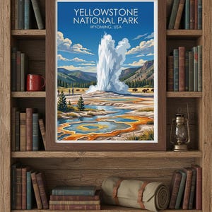 Pode incluir: Uma impress&atilde;o emoldurada do Parque Nacional de Yellowstone, Wyoming, EUA, com um g&ecirc;iser em erup&ccedil;&atilde;o. A obra de arte apresenta montanhas, &aacute;rvores e uma paisagem colorida. A impress&atilde;o &eacute; exibida em uma estante de madeira com livros e outros itens decorativos.
