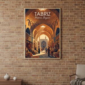 K&ouml;nnte beinhalten: Ein gerahmter Druck, der den historischen Basar von T&auml;bris zeigt. Das Kunstwerk zeigt einen gew&ouml;lbten, sonnenbeschienenen Korridor mit Menschen und Marktst&auml;nden. Der Text "TABRIZ Historic Bazaar" ist oben auf dem Druck zu sehen.