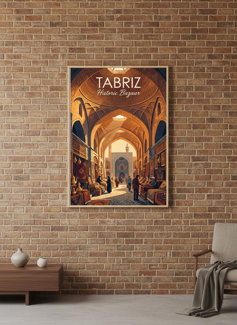 K&ouml;nnte beinhalten: Ein gerahmter Druck, der den historischen Basar von T&auml;bris zeigt. Das Kunstwerk zeigt einen gew&ouml;lbten, sonnenbeschienenen Korridor mit Menschen und Marktst&auml;nden. Der Text "TABRIZ Historic Bazaar" ist oben auf dem Druck zu sehen.