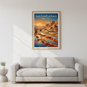 Peut inclure: Une affiche murale verticale encadr&eacute;e repr&eacute;sentant une illustration paysag&egrave;re des terrasses de Mazandaran Badab-e Surt. L'&oelig;uvre pr&eacute;sente des teintes orange, jaune et bleu, illustrant des bassins en gradins, des montagnes rocheuses et un ciel au coucher du soleil.