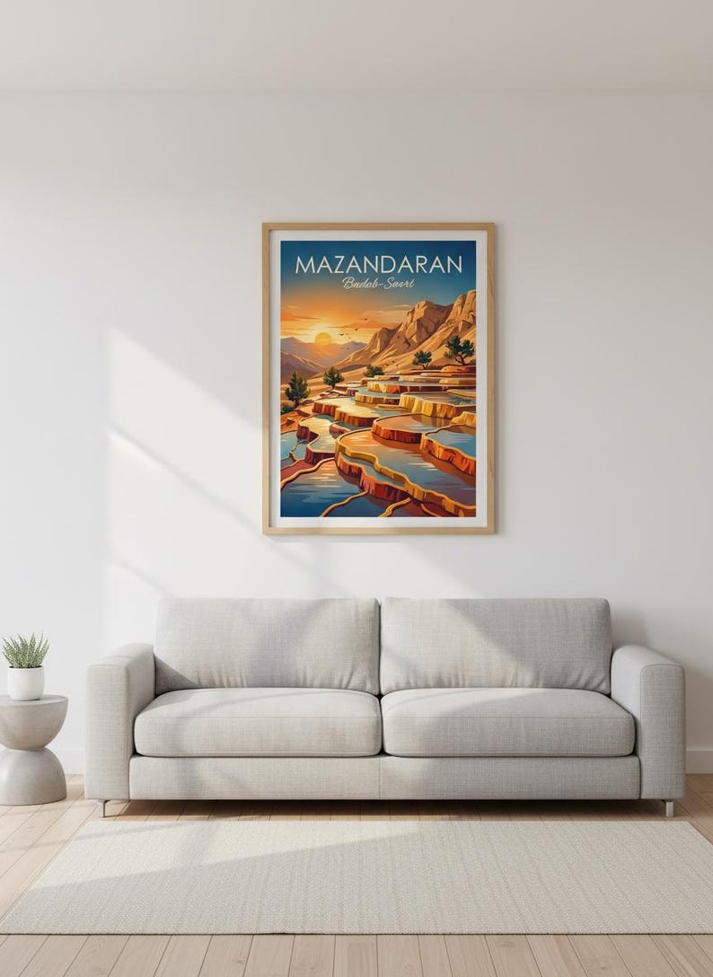 Peut inclure: Une affiche murale verticale encadr&eacute;e repr&eacute;sentant une illustration paysag&egrave;re des terrasses de Mazandaran Badab-e Surt. L'&oelig;uvre pr&eacute;sente des teintes orange, jaune et bleu, illustrant des bassins en gradins, des montagnes rocheuses et un ciel au coucher du soleil.