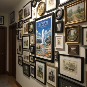 Pode incluir: Uma parede de galeria com uma variedade de obras de arte emolduradas. A cole&ccedil;&atilde;o inclui pinturas de paisagens, retratos e um p&ocirc;ster do Parque Nacional de Yellowstone. As molduras variam em tamanho, forma e cor, criando uma exibi&ccedil;&atilde;o visualmente diversificada.