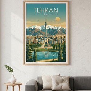 K&ouml;nnte beinhalten: Ein gerahmter Kunstdruck mit einer stilisierten Illustration von Teheran, Iran. Das Bild zeigt die Skyline der Stadt, Berge und Wahrzeichen, darunter der Milad-Turm und der Azadi-Turm, mit dem Wort "TEHRAN" oben.