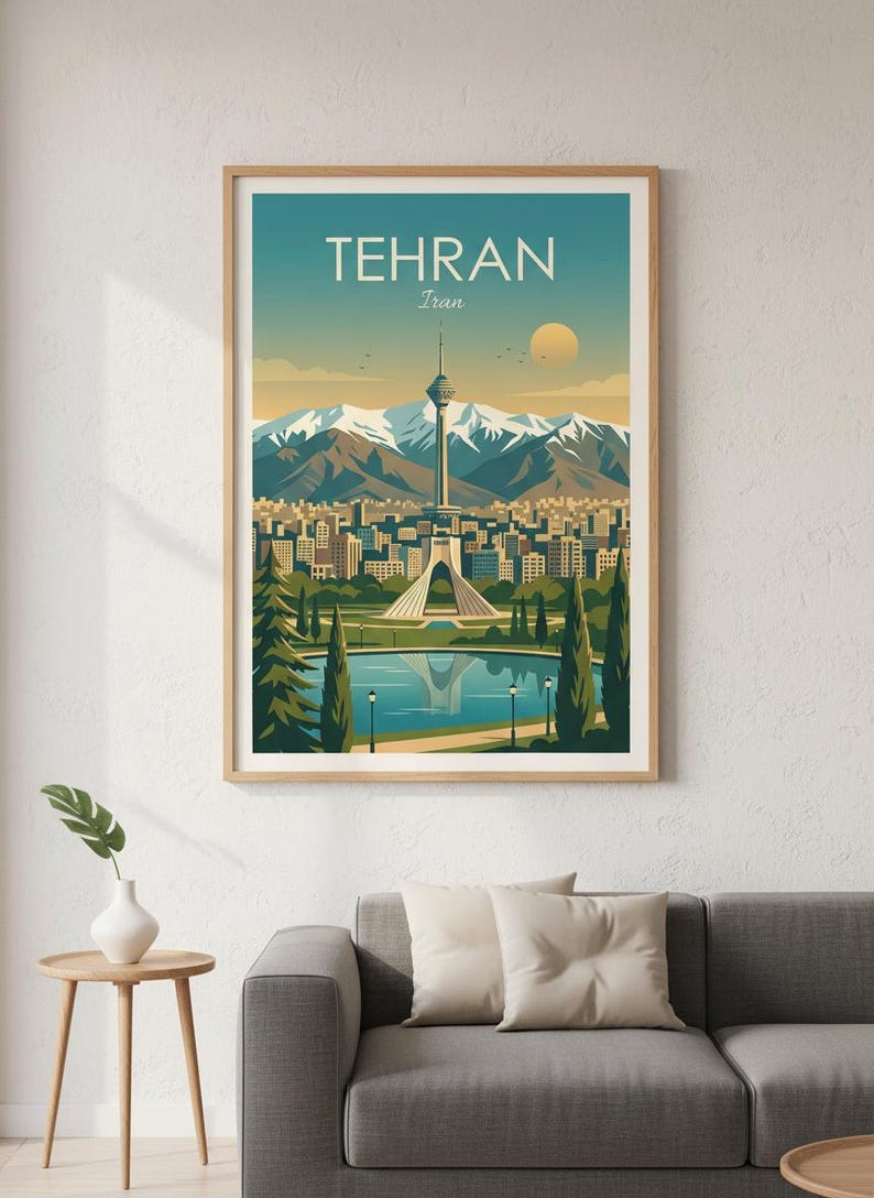 K&ouml;nnte beinhalten: Ein gerahmter Kunstdruck mit einer stilisierten Illustration von Teheran, Iran. Das Bild zeigt die Skyline der Stadt, Berge und Wahrzeichen, darunter der Milad-Turm und der Azadi-Turm, mit dem Wort "TEHRAN" oben.