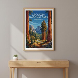 Op de afbeelding: Een ingelijste kunstdruk met een landschapsillustratie van Sequoia National Park, Californi&euml;, VS. De afbeelding toont torenhoge mammoetbomen, een kronkelend pad, een eenzame wandelaar en verre bergen onder een blauwe lucht.
