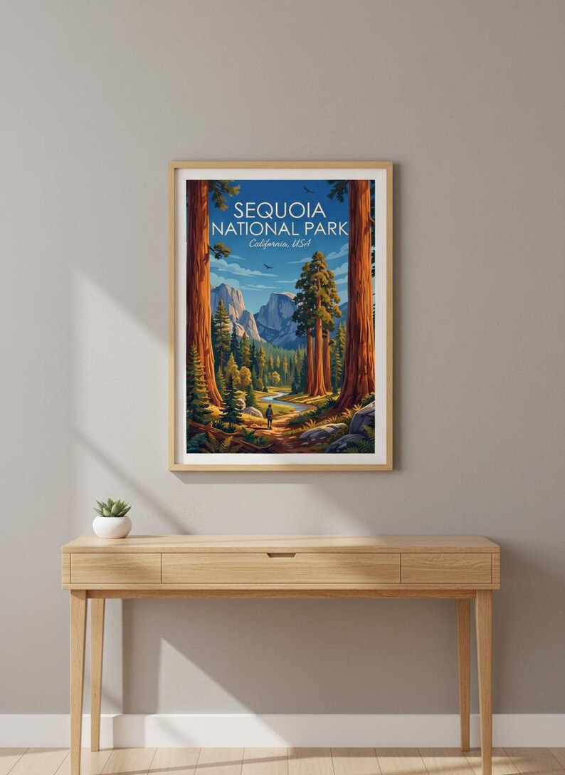 Op de afbeelding: Een ingelijste kunstdruk met een landschapsillustratie van Sequoia National Park, Californi&euml;, VS. De afbeelding toont torenhoge mammoetbomen, een kronkelend pad, een eenzame wandelaar en verre bergen onder een blauwe lucht.