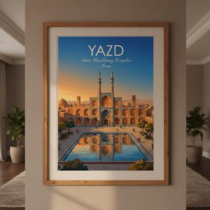 K&ouml;nnte beinhalten: Ein gerahmter Kunstdruck mit einer grafischen Illustration des Amir-Chakhmaq-Komplexes in Yazd, Iran. Das Bild zeigt das historische Bauwerk bei Sonnenuntergang mit einem Reflexionsbecken im Vordergrund, unter dem Text YAZD Amir Chakhmaq Complex Iran.