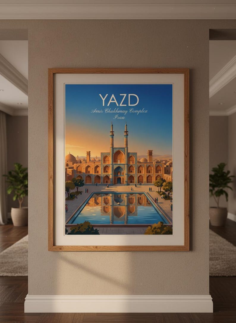 K&ouml;nnte beinhalten: Ein gerahmter Kunstdruck mit einer grafischen Illustration des Amir-Chakhmaq-Komplexes in Yazd, Iran. Das Bild zeigt das historische Bauwerk bei Sonnenuntergang mit einem Reflexionsbecken im Vordergrund, unter dem Text YAZD Amir Chakhmaq Complex Iran.