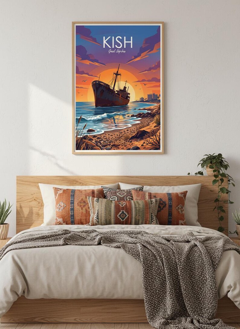 Op de afbeelding: Een rechthoekige wandkunstprint met een gestileerde illustratie van een scheepswrak op een strand bij zonsondergang. De tekst KISH en Greek Ship-Iron staat bovenaan gedrukt. De sc&egrave;ne toont een donkere scheepsromp, een oranje zon en een rotsachtige kust.