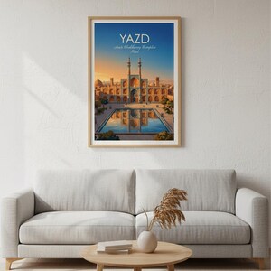 K&ouml;nnte beinhalten: Ein gerahmter vertikaler Wandkunstdruck mit einer stilisierten Illustration des Amir-Chakhmaq-Komplexes in Yazd, Iran. Das Bild zeigt das historische Bauwerk mit zwei Minaretten, einem Reflexionsbecken und dem Text YAZD am Himmel.