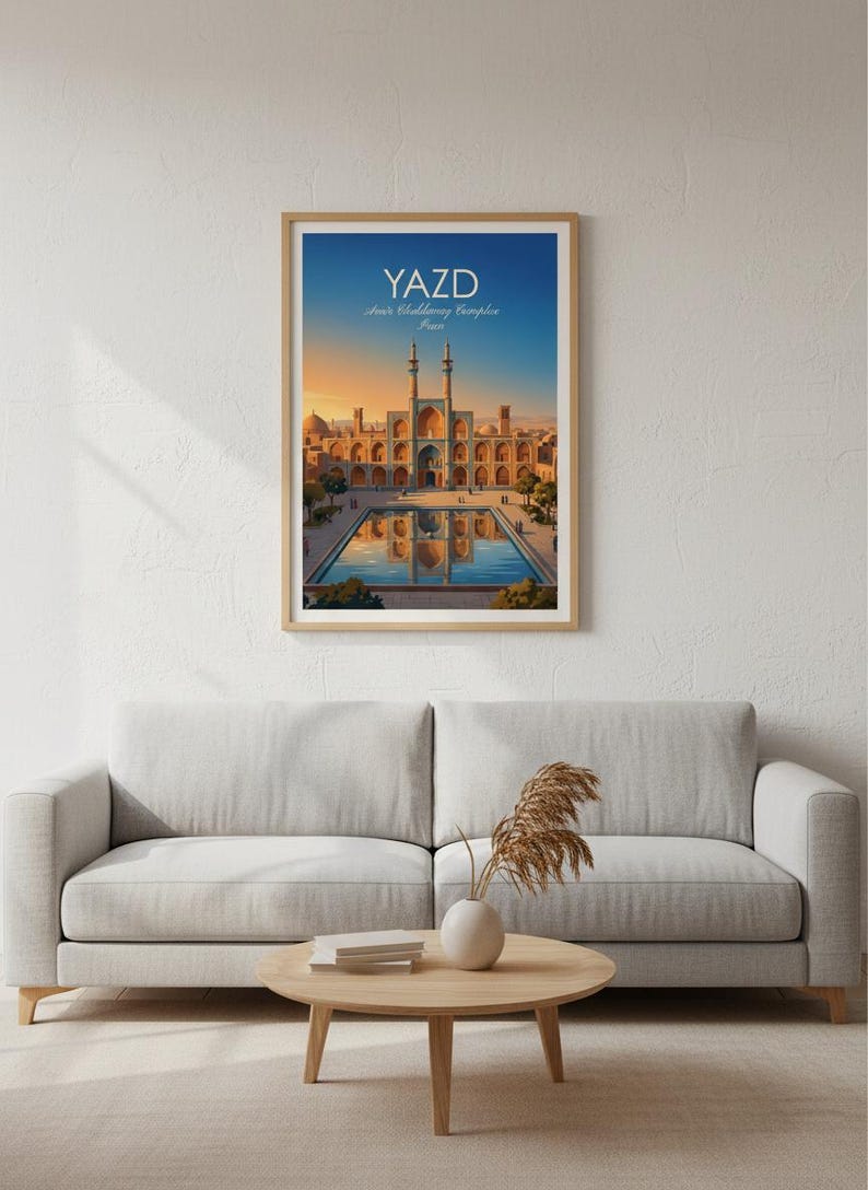 K&ouml;nnte beinhalten: Ein gerahmter vertikaler Wandkunstdruck mit einer stilisierten Illustration des Amir-Chakhmaq-Komplexes in Yazd, Iran. Das Bild zeigt das historische Bauwerk mit zwei Minaretten, einem Reflexionsbecken und dem Text YAZD am Himmel.