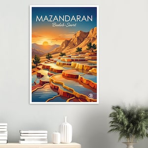 Può includere: Una stampa artistica incorniciata con un paesaggio di Mazandaran, Badab-Soort. L'opera raffigura piscine terrazzate con sfumature arancioni e gialle, montagne e un tramonto. La stampa include il testo "MAZANDARAN" e "Badab-Soort".