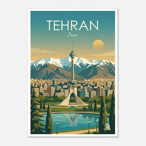 Könnte beinhalten: Ein Reiseplakat mit dem Milad-Turm in Teheran, Iran, einer Stadtsilhouette, schneebedeckten Bergen, einer runden Sonne und einem Teich im Vordergrund. Der Text lautet TEHRAN Iran in weißer Schrift vor einem blaugrünen Himmel.