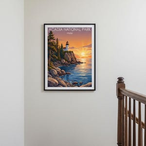 Puede incluir: Una impresi&oacute;n de arte mural rectangular enmarcada que presenta un paisaje al atardecer del Parque Nacional Acadia, Maine. La ilustraci&oacute;n muestra un faro en un acantilado rocoso, &aacute;rboles de hoja perenne y un oc&eacute;ano tranquilo.