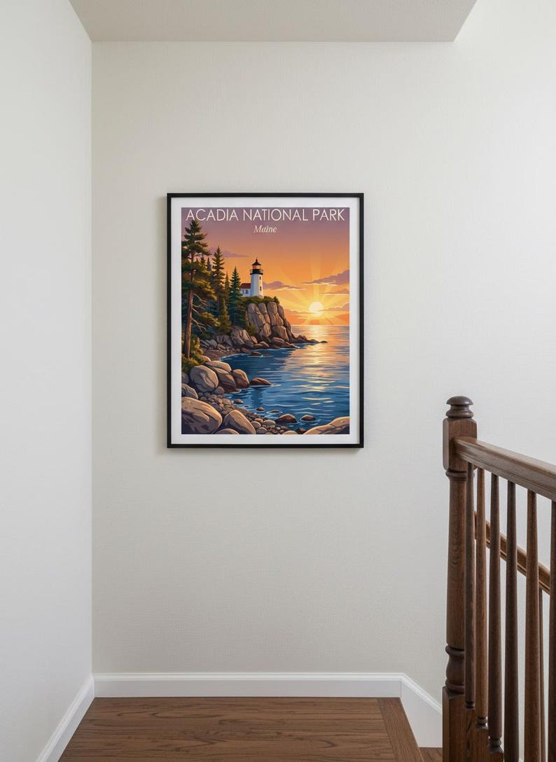 Puede incluir: Una impresi&oacute;n de arte mural rectangular enmarcada que presenta un paisaje al atardecer del Parque Nacional Acadia, Maine. La ilustraci&oacute;n muestra un faro en un acantilado rocoso, &aacute;rboles de hoja perenne y un oc&eacute;ano tranquilo.