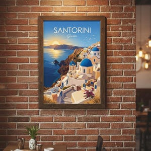 Puede incluir: Un grabado enmarcado de Santorini, Grecia, cuelga de una pared de ladrillo. La obra representa los ic&oacute;nicos edificios blancos con c&uacute;pulas azules con vistas al mar Egeo al atardecer. El grabado est&aacute; en un marco de madera.
