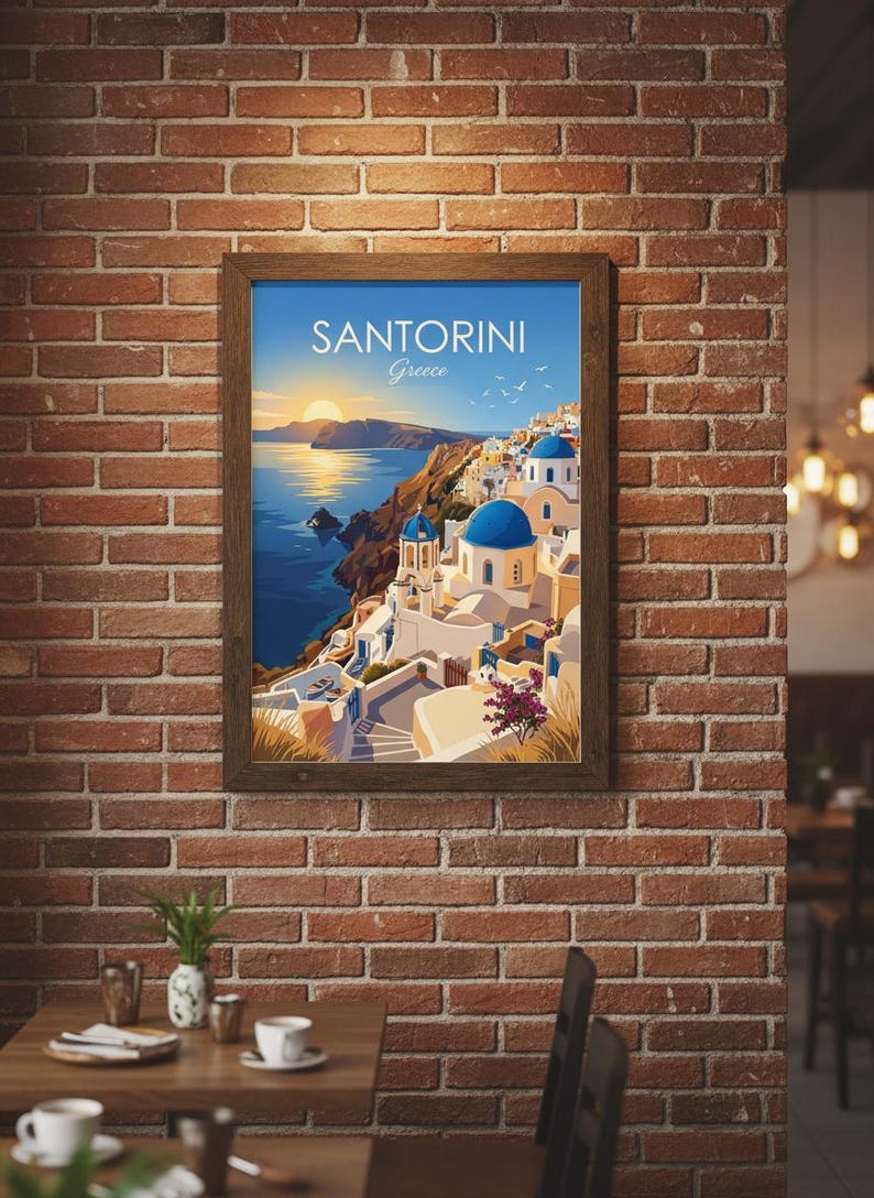 Puede incluir: Un grabado enmarcado de Santorini, Grecia, cuelga de una pared de ladrillo. La obra representa los ic&oacute;nicos edificios blancos con c&uacute;pulas azules con vistas al mar Egeo al atardecer. El grabado est&aacute; en un marco de madera.