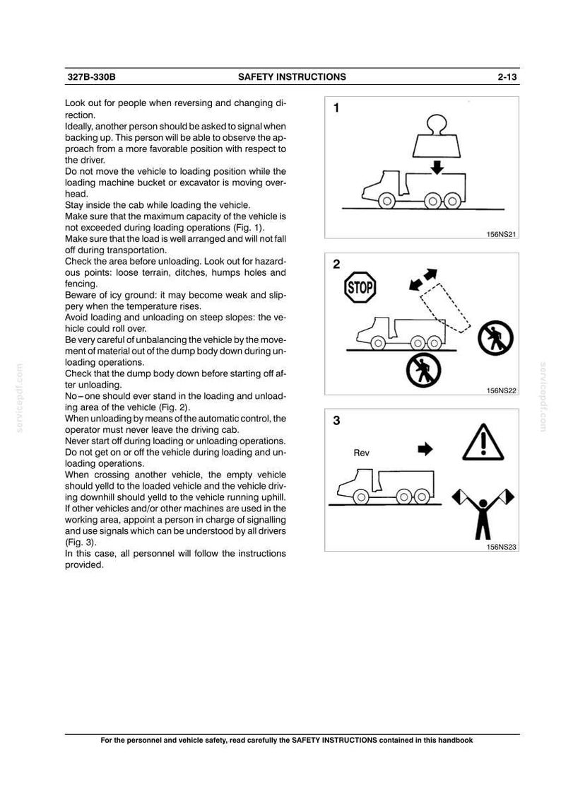 Pu&ograve; includere: Documento di istruzioni di sicurezza con diagrammi. Il testo e le illustrazioni riguardano il funzionamento del veicolo, comprese le procedure di carico, scarico e retromarcia. I diagrammi mostrano un camion con carico, un segnale di stop e una persona che segnala.