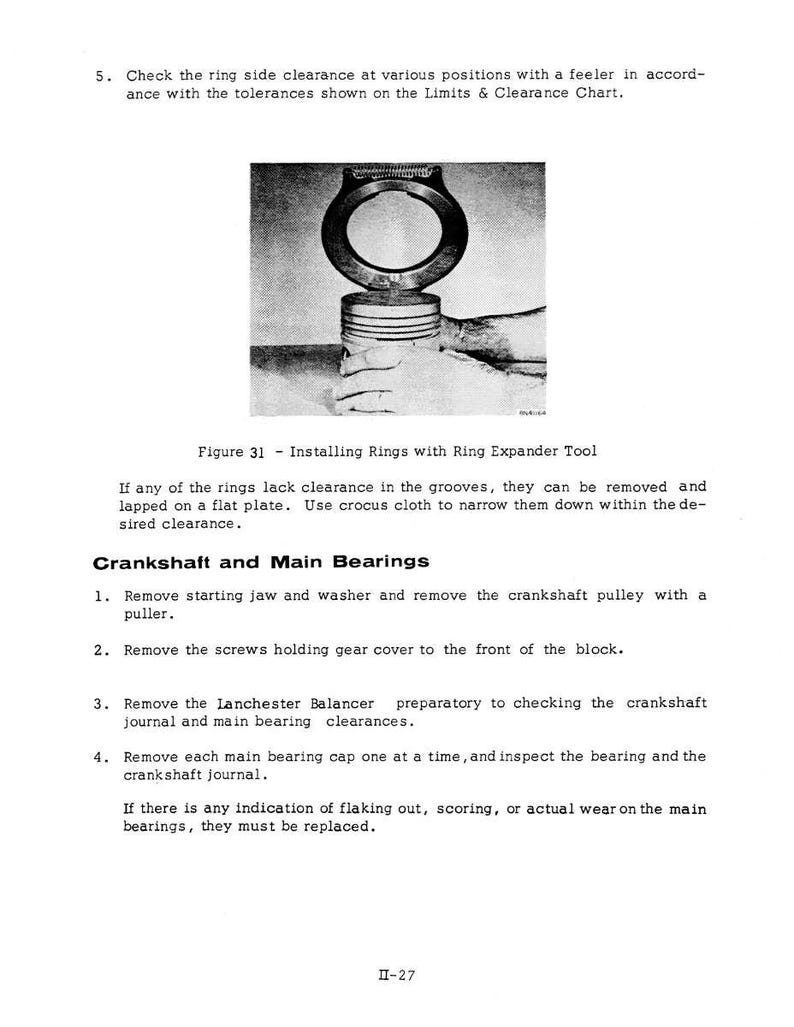 K&ouml;nnte beinhalten: Schwarz-Wei&szlig;-Bild eines Kolbens mit einem Ringexpander-Werkzeug. Das Bild ist Teil eines Handbuchs mit Text, der den Vorgang des Einsetzens von Ringen auf einen Kolben beschreibt. Der Text enth&auml;lt Anweisungen zum &Uuml;berpr&uuml;fen des Ringspiels.