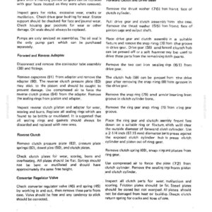 Pu&ograve; includere: Una pagina di un manuale intitolata "Drive Train" e "DROTT. CARRYDECK CRANE". Il testo descrive le procedure per l'ispezione e la riparazione dei componenti della frizione e dell'ingranaggio di trasmissione, compresa la rimozione e la sostituzione delle parti. Contiene schemi.