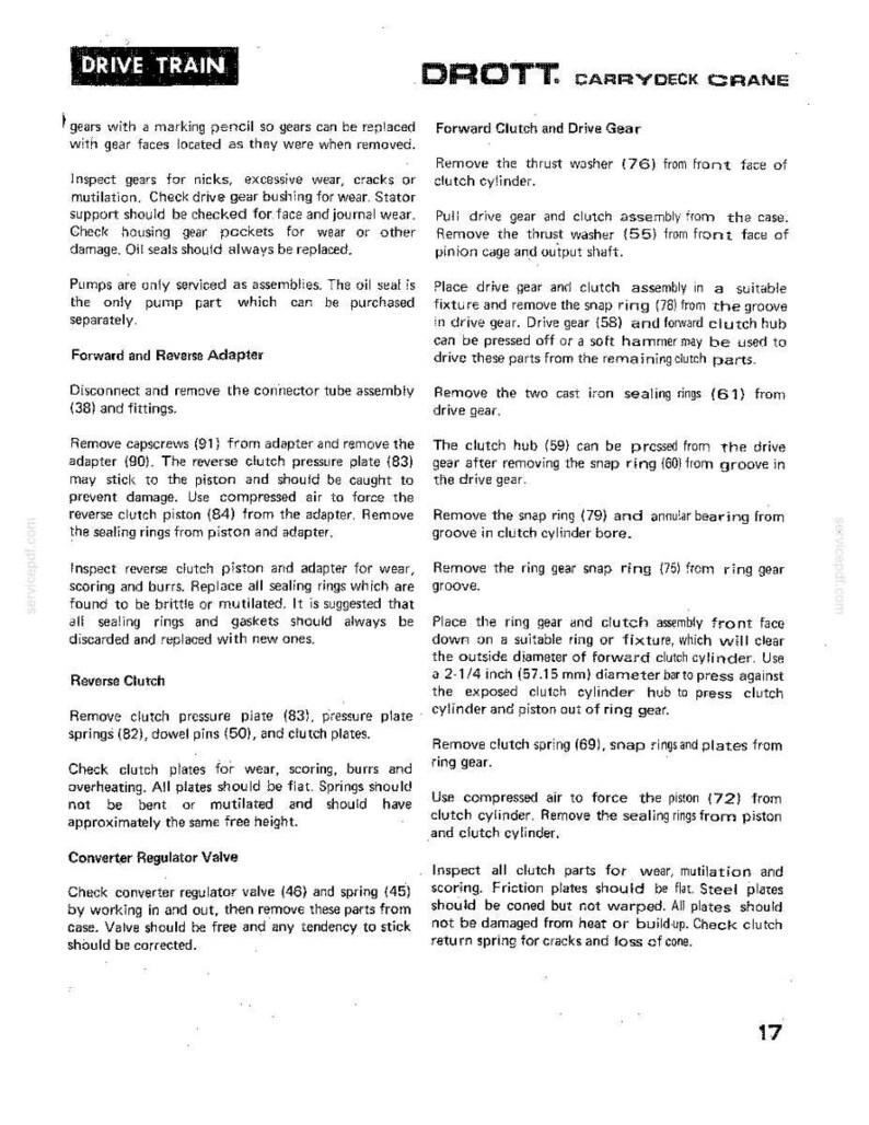 Pu&ograve; includere: Una pagina di un manuale intitolata "Drive Train" e "DROTT. CARRYDECK CRANE". Il testo descrive le procedure per l'ispezione e la riparazione dei componenti della frizione e dell'ingranaggio di trasmissione, compresa la rimozione e la sostituzione delle parti. Contiene schemi.
