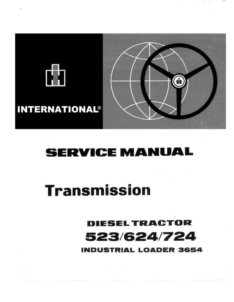 K&ouml;nnte beinhalten: Ein Service-Handbuch-Cover mit dem International-Logo, einer Lenkradgrafik und dem Text "SERVICE MANUAL Transmission DIESEL TRACTOR 523/624/724 INDUSTRIAL LOADER 3654". Das Design ist haupts&auml;chlich schwarz und wei&szlig;.