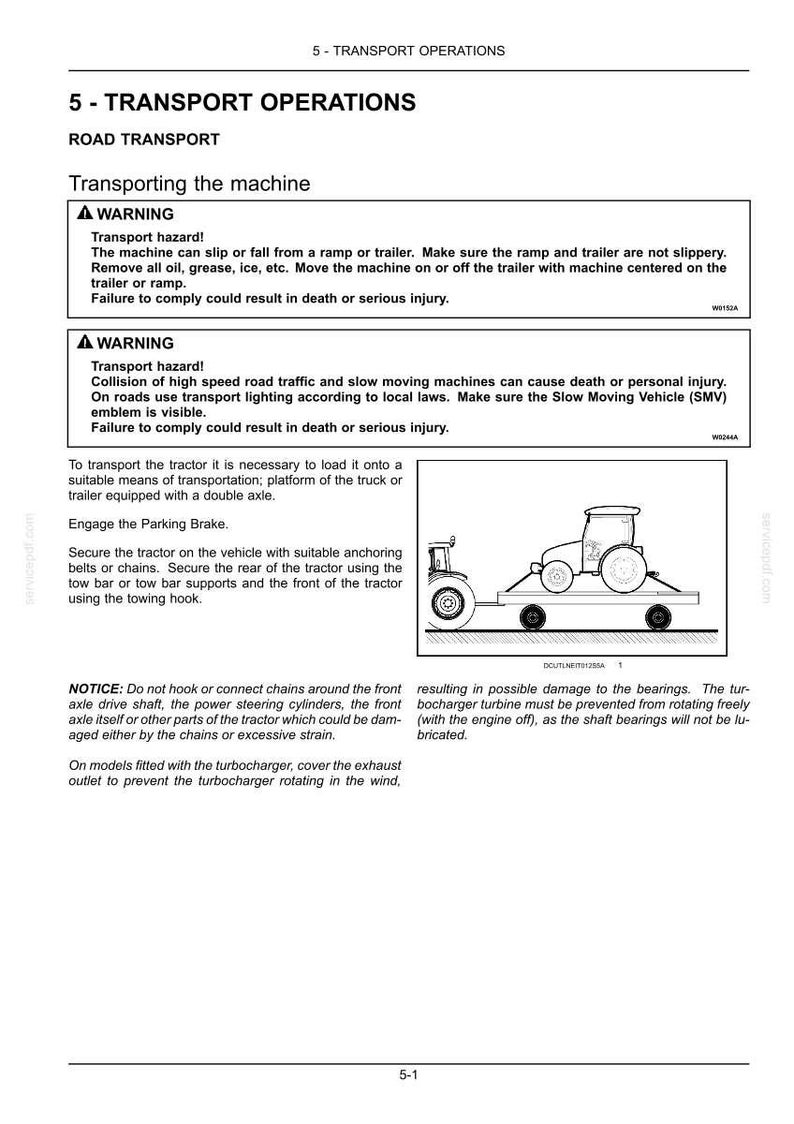 Pode incluir: Uma p&aacute;gina de documento t&eacute;cnico intitulada 5 - TRANSPORT OPERATIONS, apresentando avisos de seguran&ccedil;a sobre o transporte rodovi&aacute;rio de um trator. Inclui um desenho de linha a preto e branco de um trator fixado num reboque de eixo duplo.