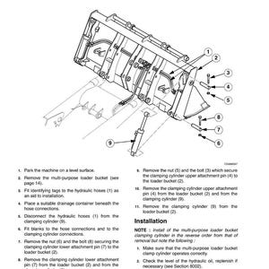 以下が含まれることがあります： 多目的ローダーバケットクランプシリンダーの取り外しプロセスを示す図。画像には、番号付きの部品、矢印、分解と取り付けの手順がテキストで含まれています。図は白黒です。