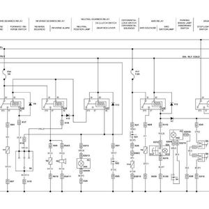 以下が含まれることがあります： さまざまなコンポーネントとラベルを備えた詳細な電気系統図。図には、リレー、スイッチ、その他の電気要素が含まれており、その機能を示すテキストラベルが付いています。レイアウトは複雑で、電気接続を表す線と記号があります。
