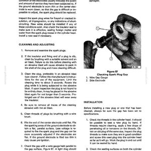 Op de afbeelding: Een pagina uit een handleiding met details over het onderhoud van bougies. De tekst bevat instructies voor het reinigen, afstellen en installeren van bougies, samen met een diagram van een bougiespleetmeter. De pagina komt uit een handleiding gedrukt in de VS.