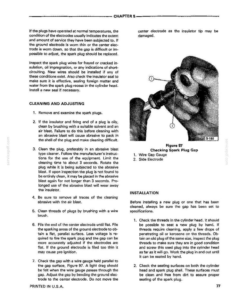 Op de afbeelding: Een pagina uit een handleiding met details over het onderhoud van bougies. De tekst bevat instructies voor het reinigen, afstellen en installeren van bougies, samen met een diagram van een bougiespleetmeter. De pagina komt uit een handleiding gedrukt in de VS.