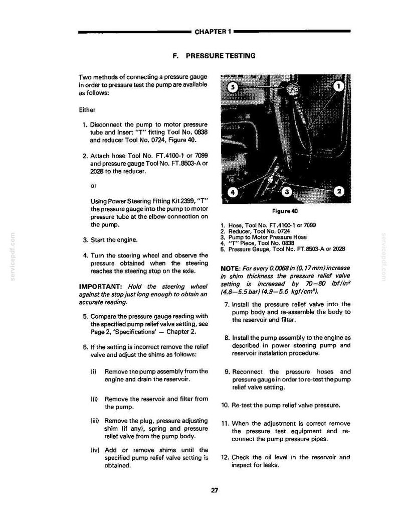 Op de afbeelding: Een pagina uit een handleiding met details over druktestprocedures voor een pomp. De tekst bevat instructies voor het aansluiten van een manometer, het starten van de motor en het afstellen van vulplaten. Figuur 40 illustreert de componenten.