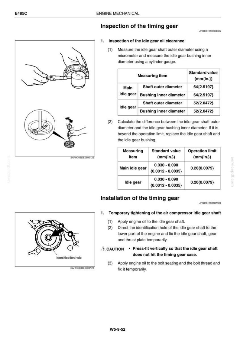 Op de afbeelding: Een technische documentpagina getiteld Inspection of the timing gear, met diagrammen van een micrometer en cilindermaat voor het meten van motoronderdelen, naast tabellen met standaardwaarden in millimeters voor de asdiameters van het tandwiel.