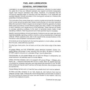 Op de afbeelding: Pagina uit een handleiding getiteld "BRANDSTOF EN SMEERING ALGEMENE INFORMATIE." De tekst beschrijft smeerprocedures, inclusief soorten smeermiddelen, toepassingsfrequentie en onderhoudsintervallen. Afmetingen in gram en kilogram.