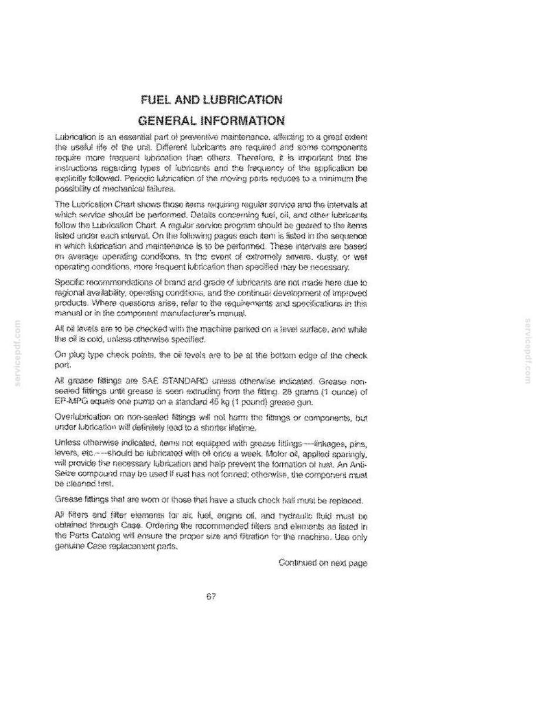Op de afbeelding: Pagina uit een handleiding getiteld "BRANDSTOF EN SMEERING ALGEMENE INFORMATIE." De tekst beschrijft smeerprocedures, inclusief soorten smeermiddelen, toepassingsfrequentie en onderhoudsintervallen. Afmetingen in gram en kilogram.