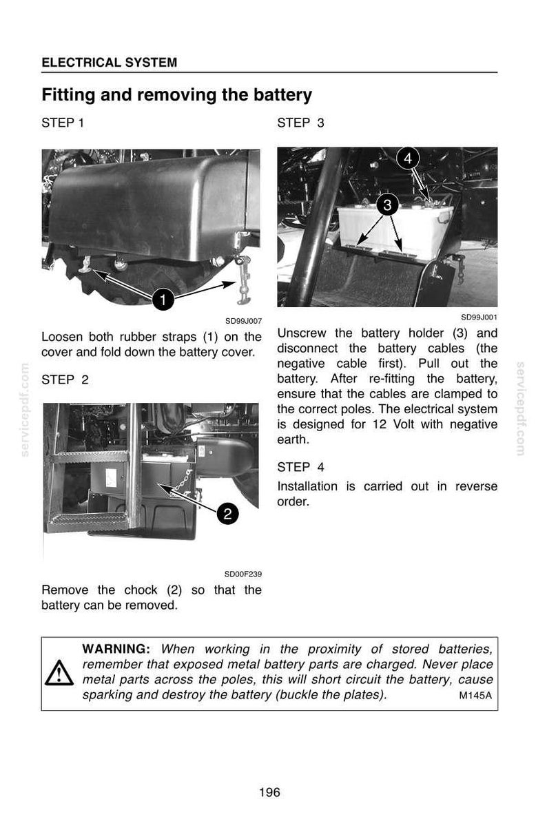 Op de afbeelding: Een pagina uit een technisch handboek getiteld Electrical System: Fitting and removing the battery. Het bevat drie zwart-wit diagrammen voor Step 1, Step 2 en Step 3, met afbeeldingen van accubandjes, een blok en accukabels.