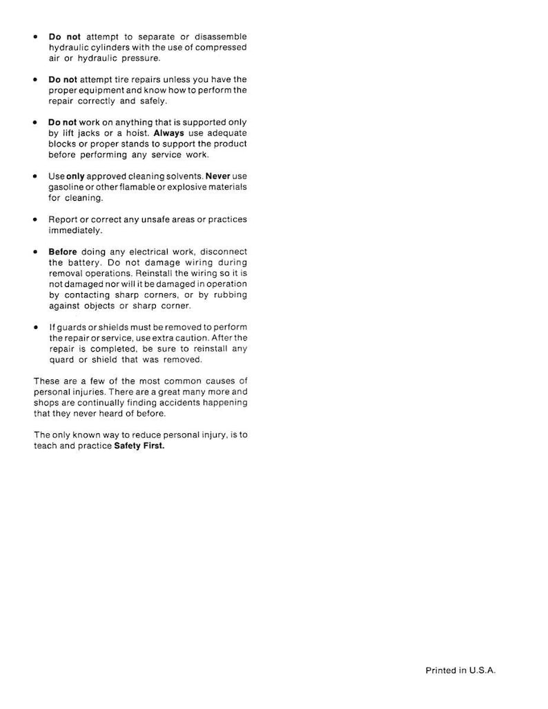 K&ouml;nnte beinhalten: Wei&szlig; bedruckte Seite mit Sicherheitshinweisen. Der Text enth&auml;lt Warnungen zu Hydraulikzylindern, Reifenreparaturen und Elektroarbeiten. Der Satz &bdquo;Safety First&ldquo; wird hervorgehoben. Gedruckt in den USA.