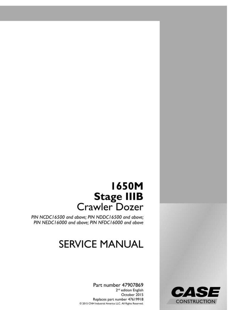 Peut inclure: Un manuel de service blanc pour un bulldozer &agrave; chenilles 1650M Stage IIIB. La couverture comprend le nom du mod&egrave;le, une liste de num&eacute;ros PIN et les mots "SERVICE MANUAL". Le logo Case Construction est en bas &agrave; droite.