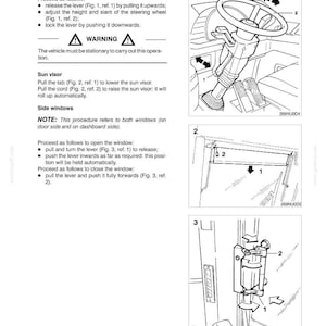 Pu&ograve; includere: Diagrammi che illustrano i componenti interni del veicolo, tra cui un volante, una visiera parasole e meccanismi dei finestrini. Le istruzioni descrivono la regolazione del volante, il funzionamento della visiera parasole e l'apertura/chiusura dei finestrini laterali. Testo con avvertenze di sicurezza.