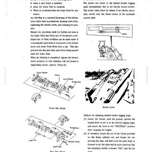 Puede incluir: Una p&aacute;gina de manual t&eacute;cnico titulada MAINTENANCE con diagramas de un freno de disco delantero, un freno de disco trasero y un mecanismo de control de cuchara. El texto proporciona instrucciones para el purgado y el ajuste del &aacute;ngulo de excavaci&oacute;n.