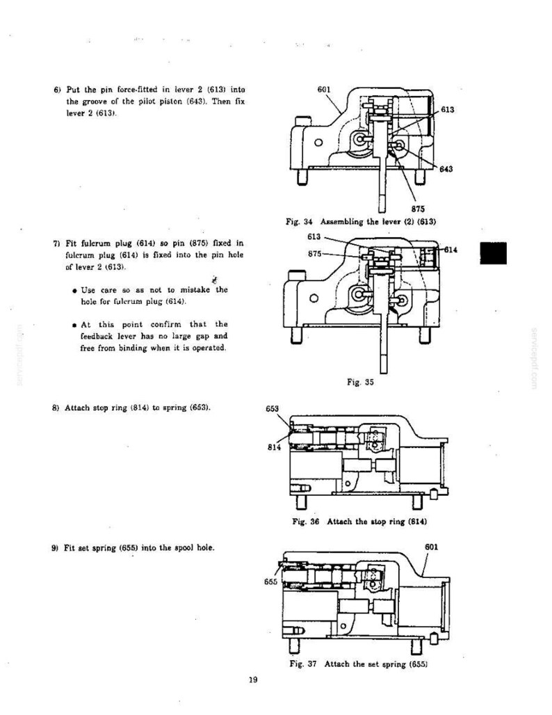 K&ouml;nnte beinhalten: Eine Seite aus einem technischen Handbuch mit schwarz-wei&szlig;en Strichzeichnungen, beschriftet als Fig. 34, 35, 36 und 37. Die Diagramme veranschaulichen mechanische Montageschritte f&uuml;r ein Ger&auml;t und zeigen Komponenten wie Hebel 613, Kolben 643, Stift 875, Stopfen 614, Ring 814 und Feder 655 mit nummerierten Referenzhinweisen.